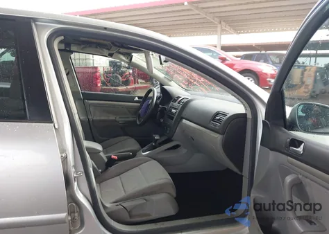 2008 Volkswagen Rabbit S z USA, uszkodzony, nr VIN WVWDA71K18W002517